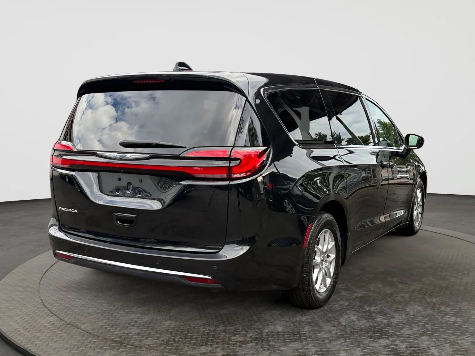 Used 2023 Chrysler Pacifica Touring-L FWD image 10