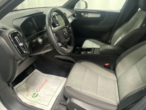 Used 2025 Volvo XC40 B5 Core image 10