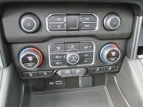 Used 2023 Chevrolet Suburban LT w/ Luxury Package image 24