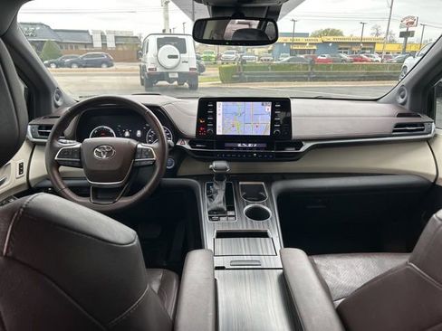 Used 2023 Toyota Sienna Platinum AWD/4WD image 13