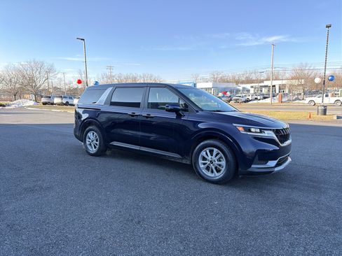 Used 2023 Kia Carnival LX image 3