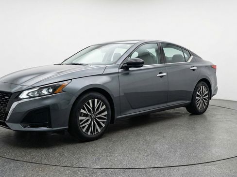 Used 2025 Nissan Altima 2.5 SV image 3