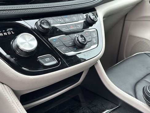 Used 2023 Chrysler Pacifica Limited image 13