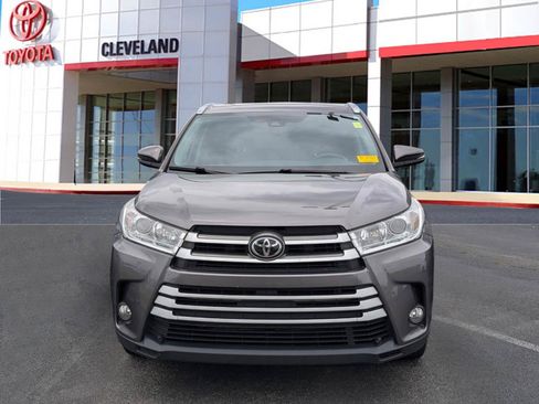 Used 2019 Toyota Highlander XLE AWD/4WD image 3