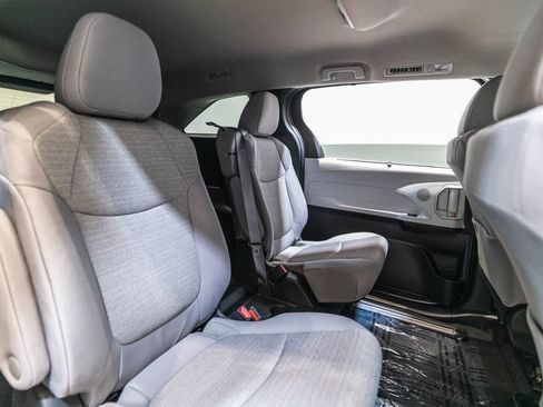 Certified 2025 Toyota Sienna LE FWD image 33