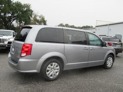 Used 2018 Dodge Grand Caravan SE w/ UConnect Hands-Free Group image 6