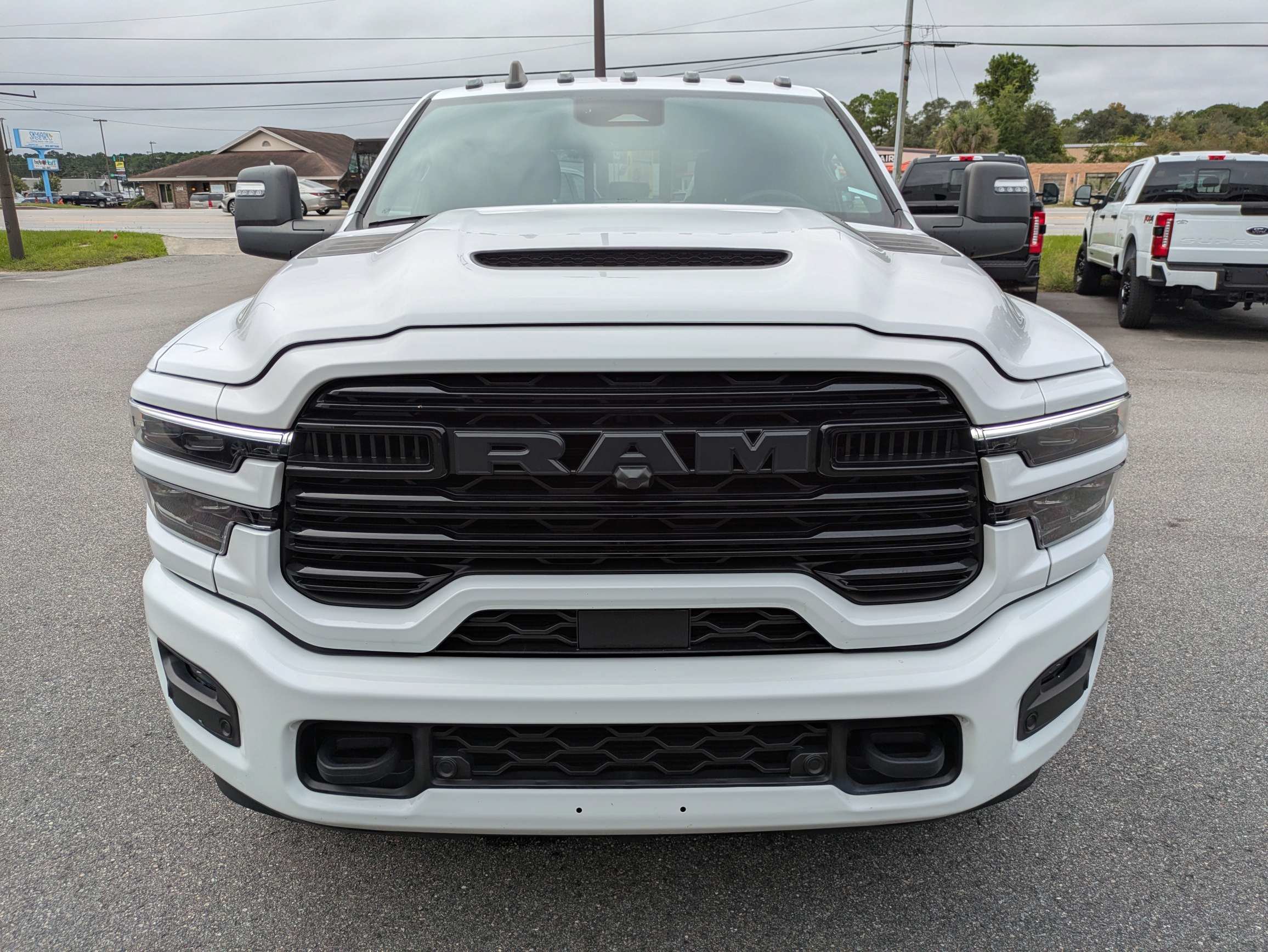 Used 2025 RAM 3500 Laramie AWD/4WD image 9