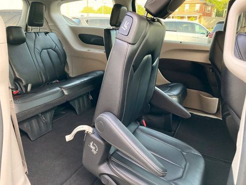 Used 2023 Chrysler Pacifica Touring-L FWD image 13