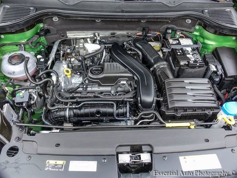 Used 2025 Volkswagen Taos SE image 27