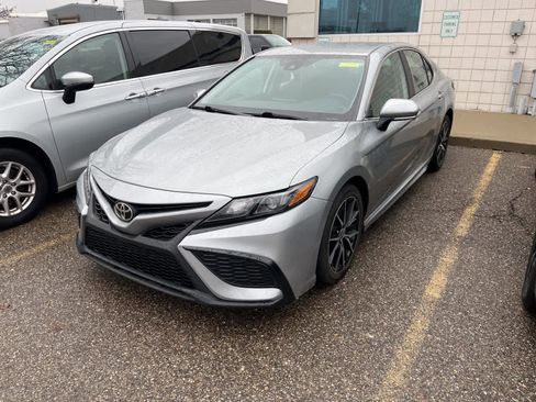 Used 2021 Toyota Camry SE w/ Cold Weather Package image 2