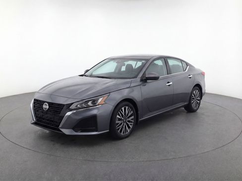 Used 2024 Nissan Altima 2.5 SV FWD image 3
