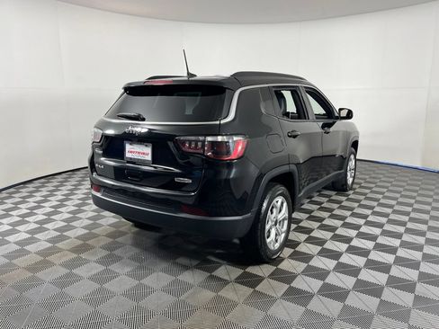 Used 2025 Jeep Compass Latitude AWD/4WD image 7