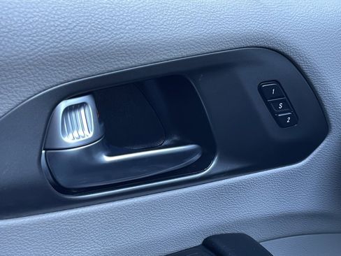 Used 2021 Chrysler Pacifica Touring-L image 13