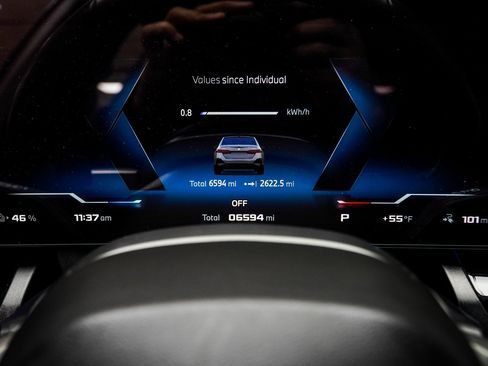 Used 2025 BMW i5 M60 w/ Premium Package image 31