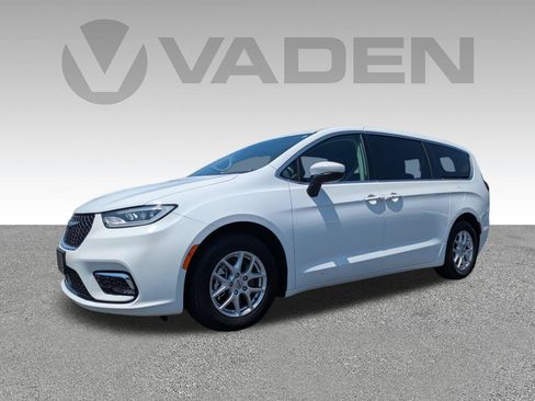 Used 2023 Chrysler Pacifica Touring-L FWD image 2
