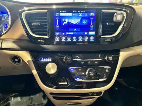 Used 2017 Chrysler Pacifica Touring-L w/ Tire & Wheel Group image 26