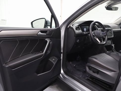 Used 2024 Volkswagen Tiguan SE image 10