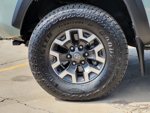 Certified 2022 Toyota Tacoma TRD Off-Road w/ Black Out Package (TMS) AWD/4WD image 8