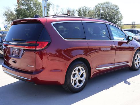 Used 2023 Chrysler Pacifica Limited FWD image 6