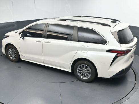 Certified 2021 Toyota Sienna XLE image 38