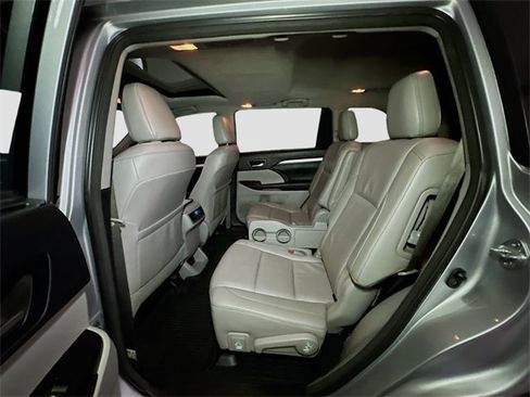 Used 2018 Toyota Highlander XLE image 19