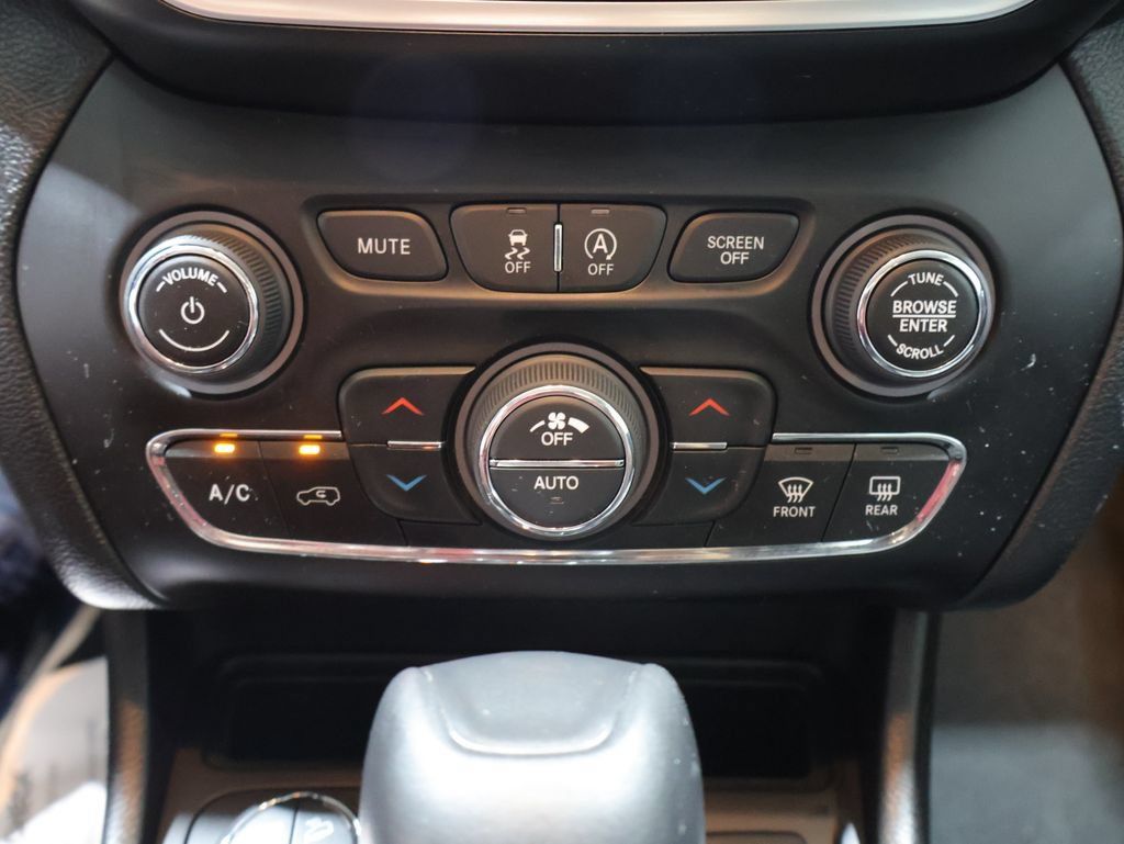 Used 2020 Jeep Cherokee Trailhawk w/ Cold Weather Group AWD/4WD image 34