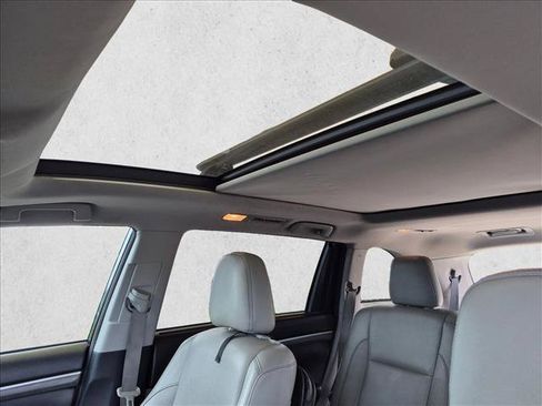 Used 2018 Toyota Highlander Limited Platinum AWD/4WD image 16