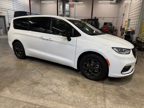 Used 2023 Chrysler Pacifica Limited w/ Uconnect Theater Family Group FWD image 4