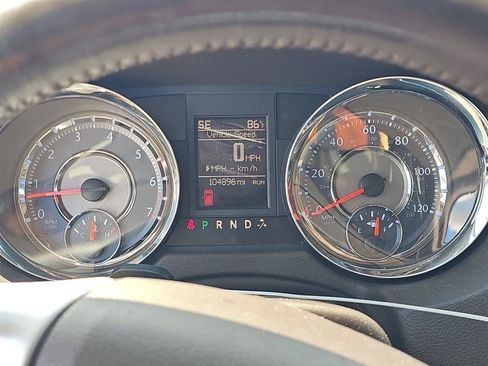 Used 2014 Chrysler Town & Country Touring FWD image 18