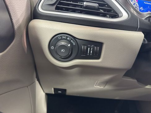 Used 2024 Chrysler Pacifica Touring-L image 22