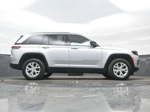 Used 2024 Jeep Grand Cherokee Limited image 30