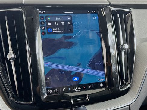 Used 2025 Volvo XC60 B5 Plus image 22