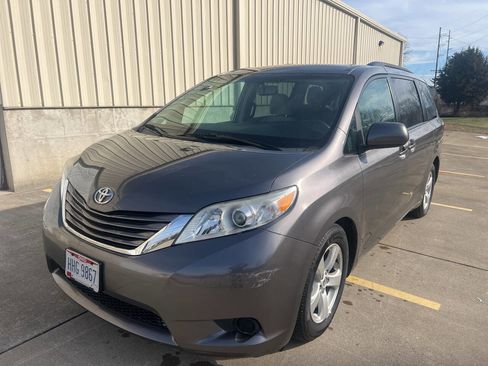 Used 2017 Toyota Sienna LE image 2