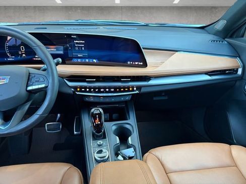 Used 2024 Cadillac XT4 Sport image 3