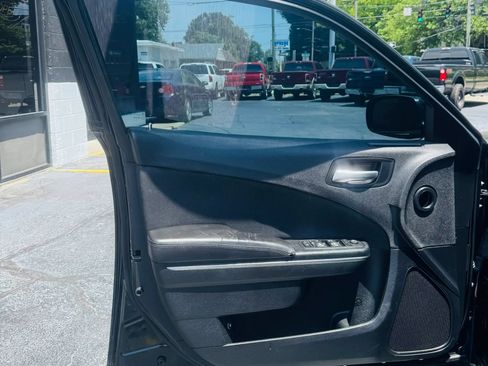 Used 2016 Dodge Charger SE RWD image 10