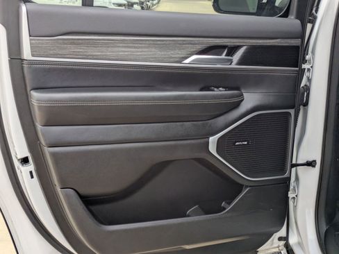 Used 2024 Jeep Wagoneer Series II w/ Flexible Seating Group image 14