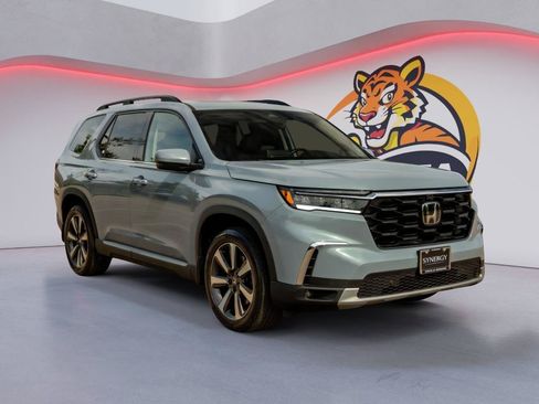Used 2025 Honda Pilot Touring image 3