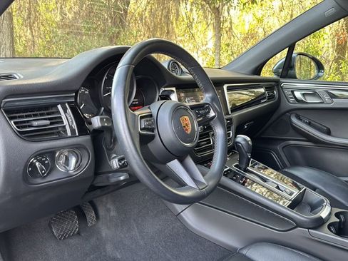 Certified 2023 Porsche Macan image 4
