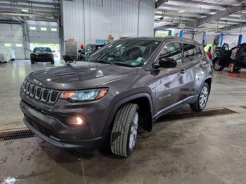 Used 2024 Jeep Compass Latitude AWD/4WD image 6