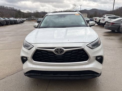 Used 2022 Toyota Highlander XLE image 2