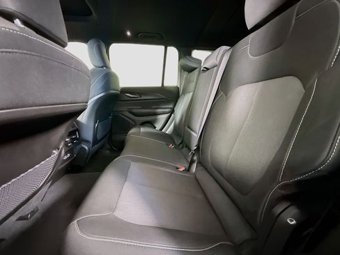 Used 2024 Jeep Grand Cherokee Laredo X image 25