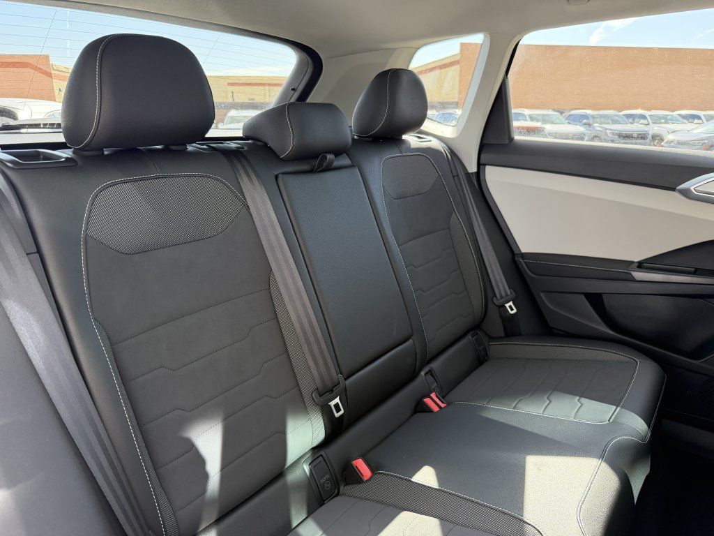 Used 2025 Volkswagen Taos SE FWD image 36