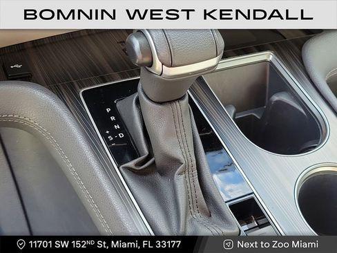 Used 2024 Toyota Sienna Limited image 22