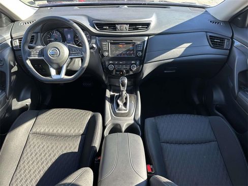 Used 2020 Nissan Rogue SV image 2