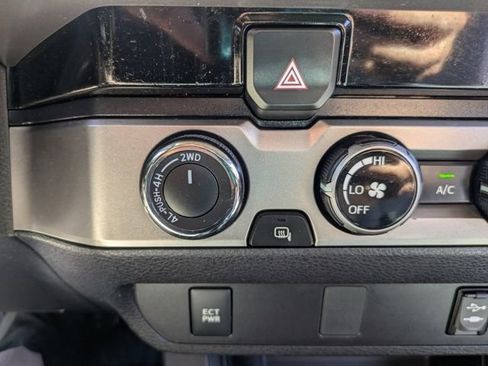 Used 2018 Toyota Tacoma SR5 AWD/4WD image 27