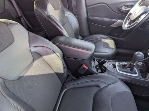 Used 2018 Jeep Cherokee Latitude Plus w/ Comfort/Convenience Group image 10