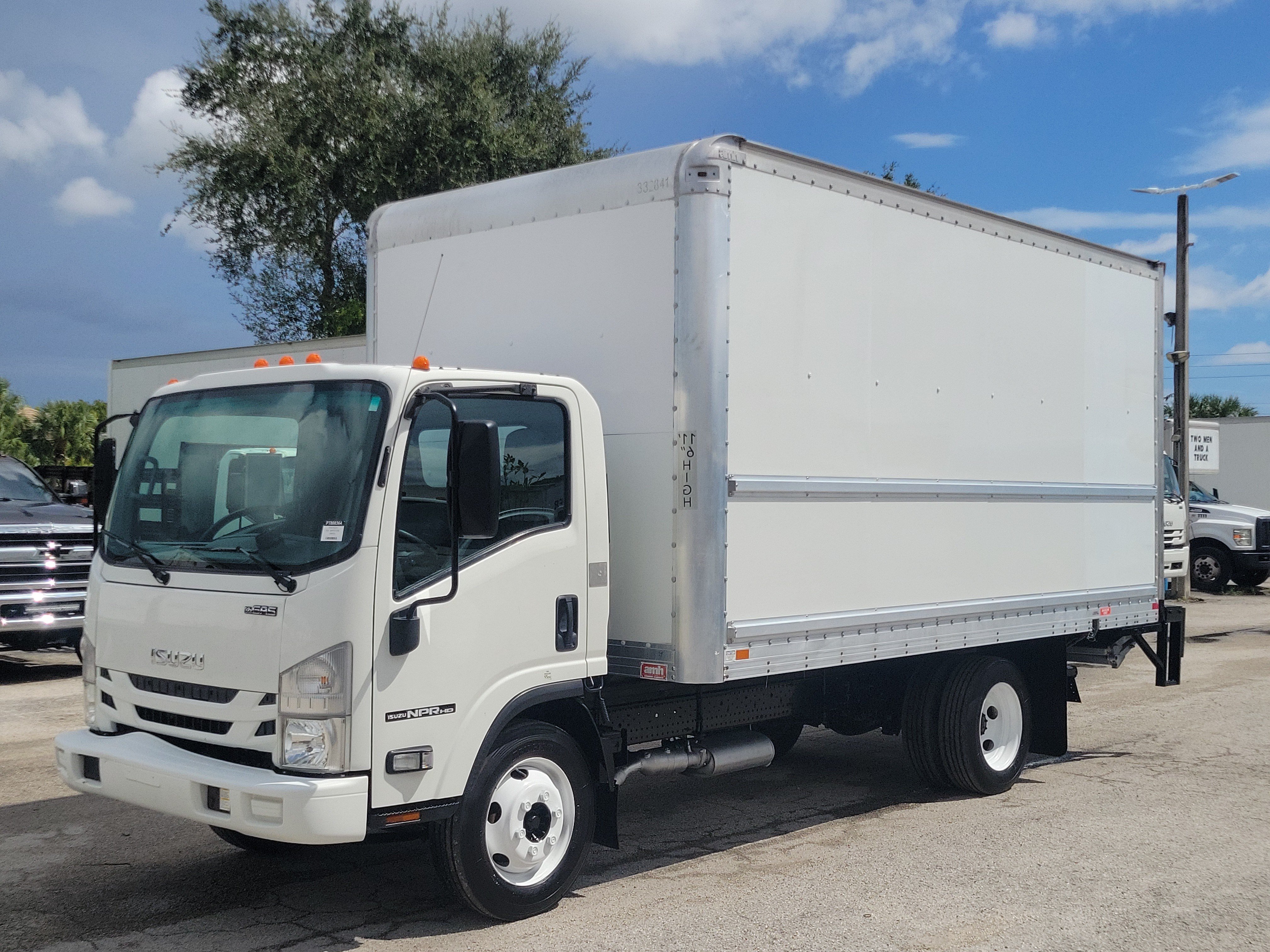 Used 2018 Isuzu NPR RWD image 7