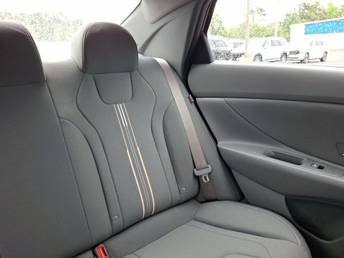 Used 2025 Hyundai Elantra Hybrid FWD image 14