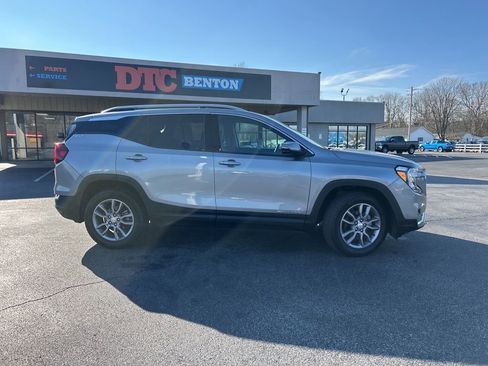 Used 2024 GMC Terrain SLT image 40