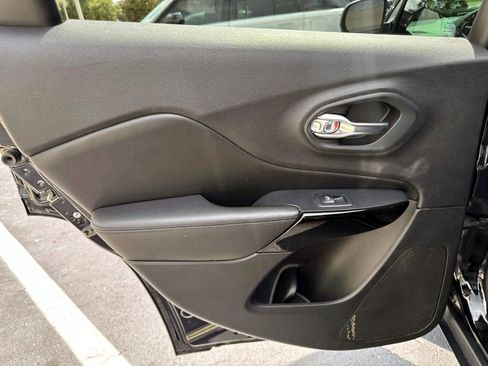 Used 2019 Jeep Cherokee Latitude Plus image 12